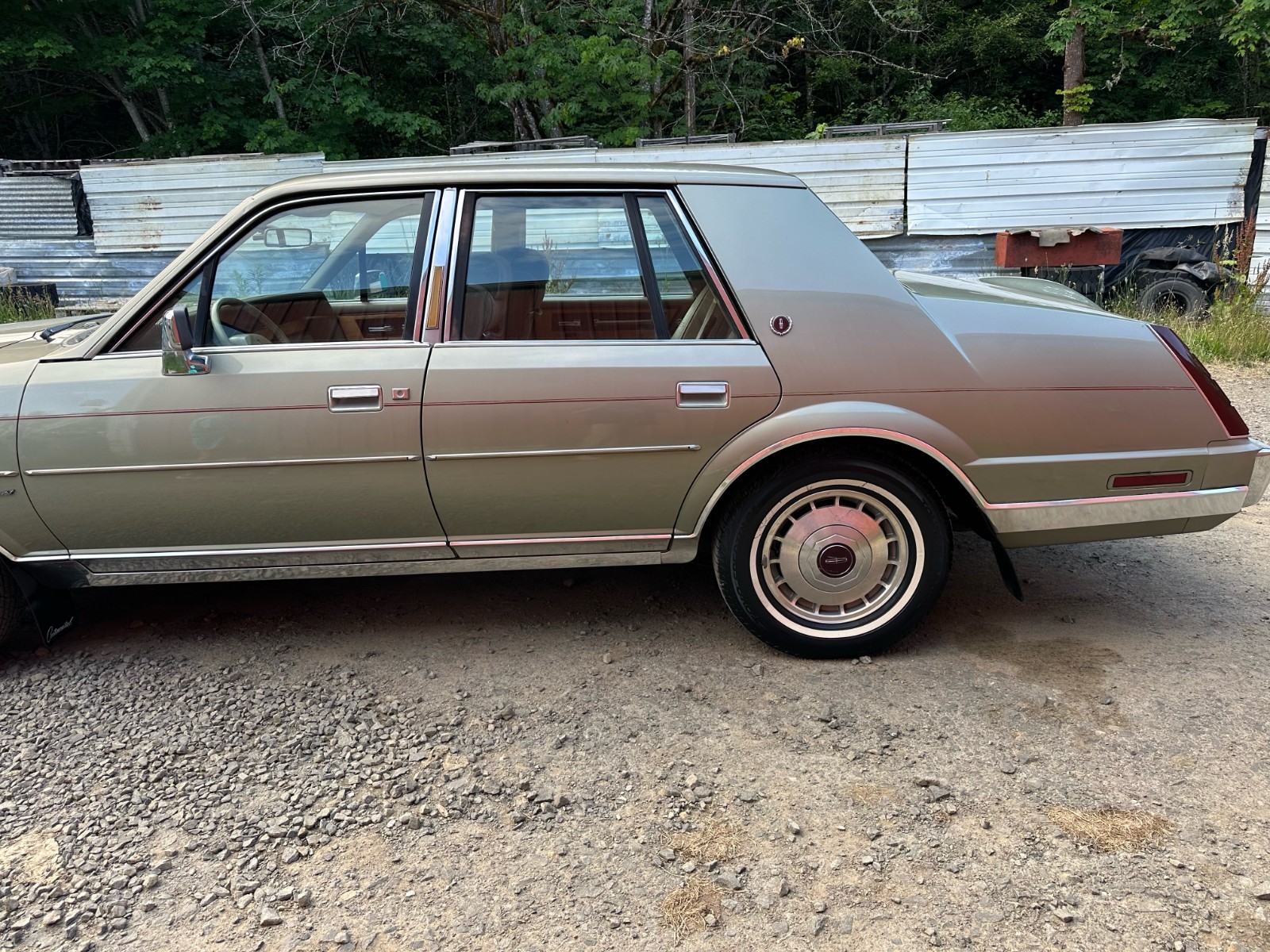 Lincoln-Continental-1984-Sedan-30