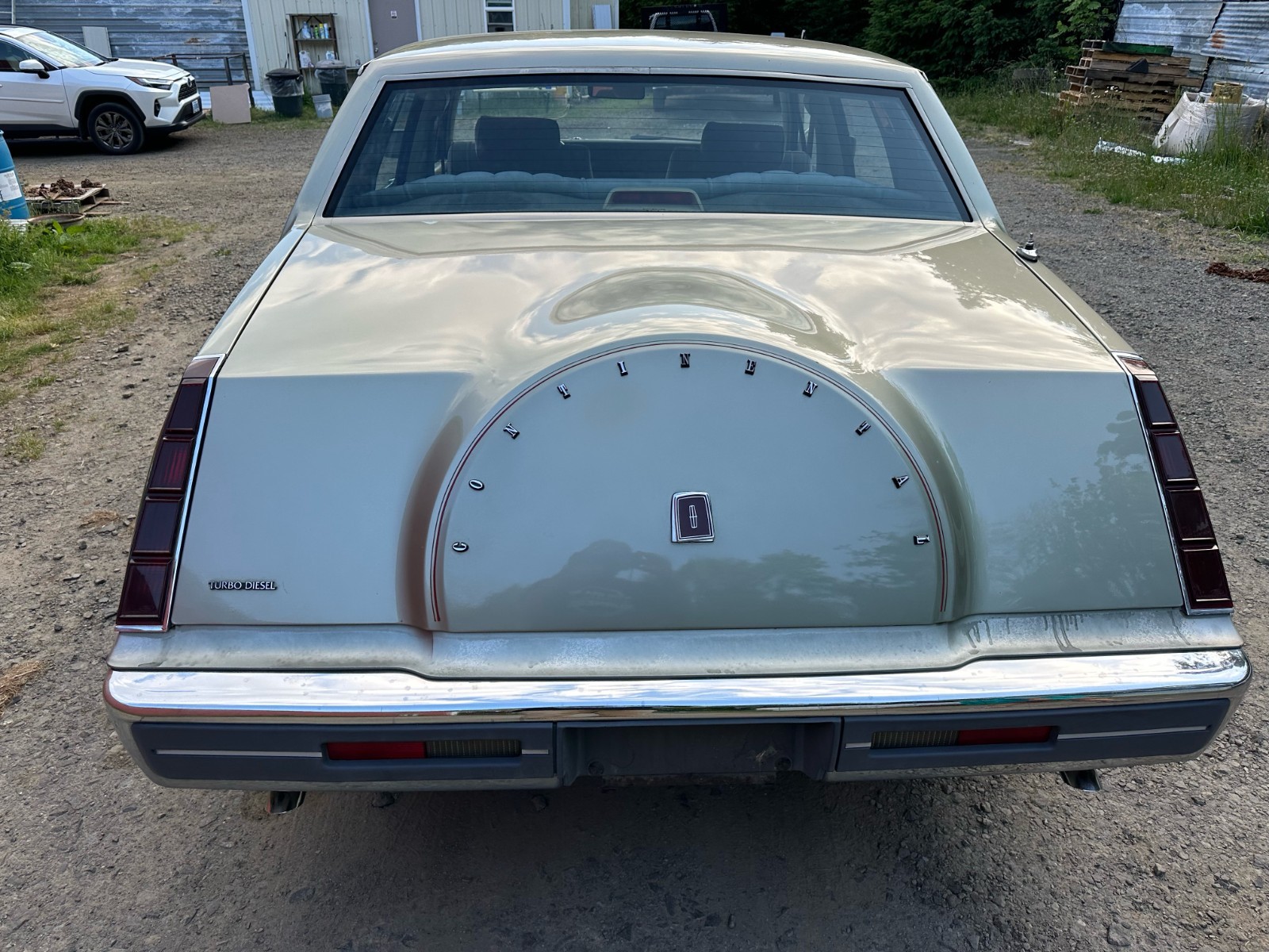 Lincoln-Continental-1984-Sedan-31