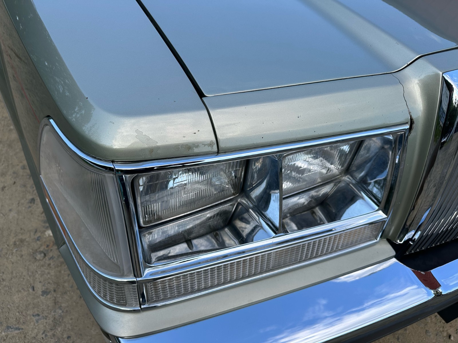 Lincoln-Continental-1984-Sedan-34