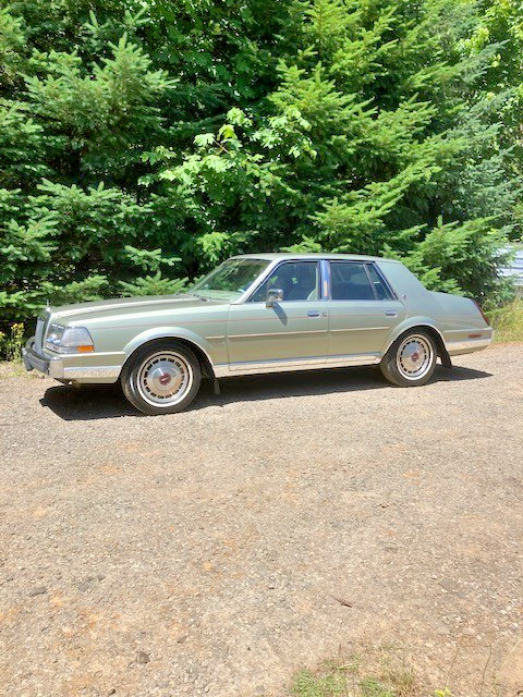 Lincoln-Continental-1984-Sedan-36