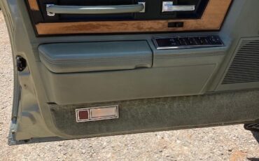 Lincoln-Continental-1984-Sedan-38