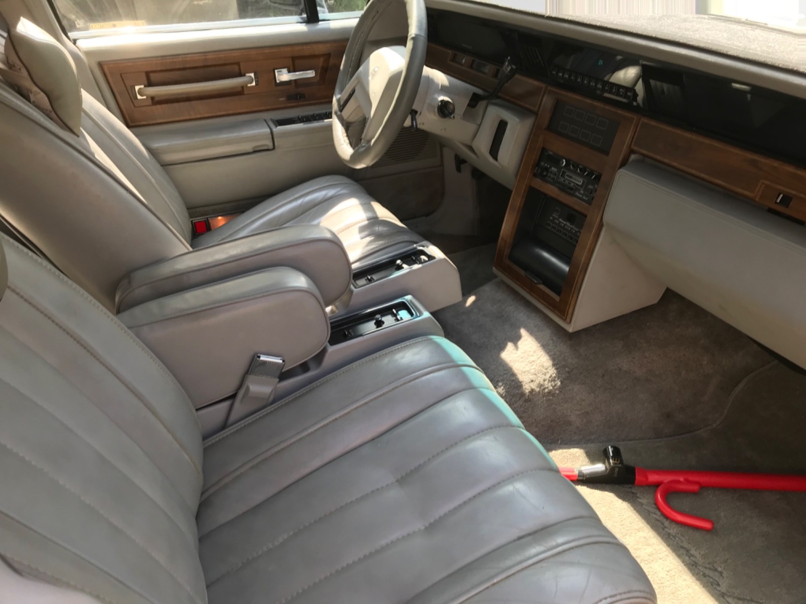Lincoln-Continental-1984-Sedan-5