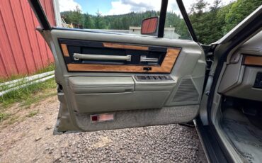 Lincoln-Continental-1984-Sedan-5