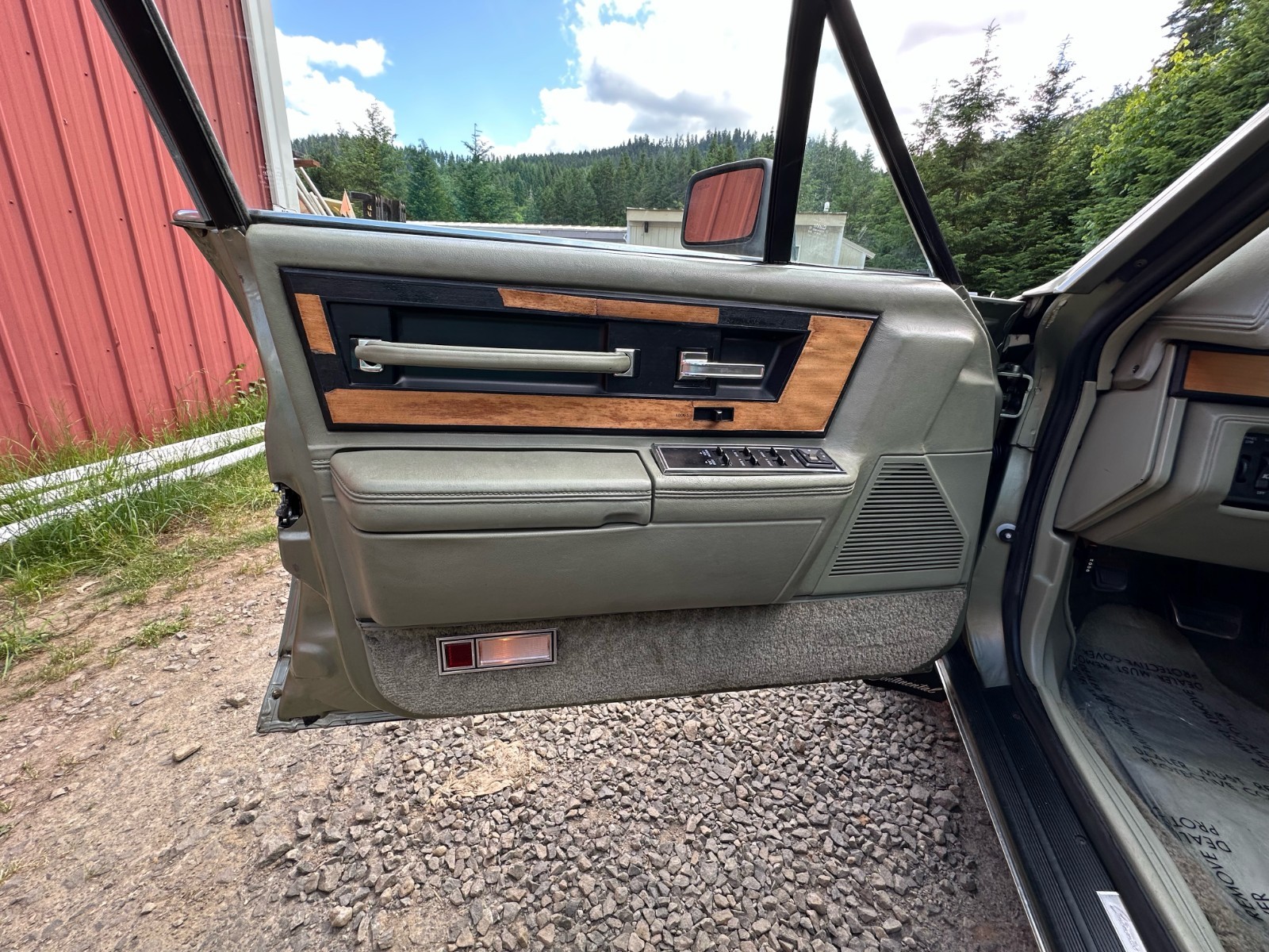Lincoln-Continental-1984-Sedan-5