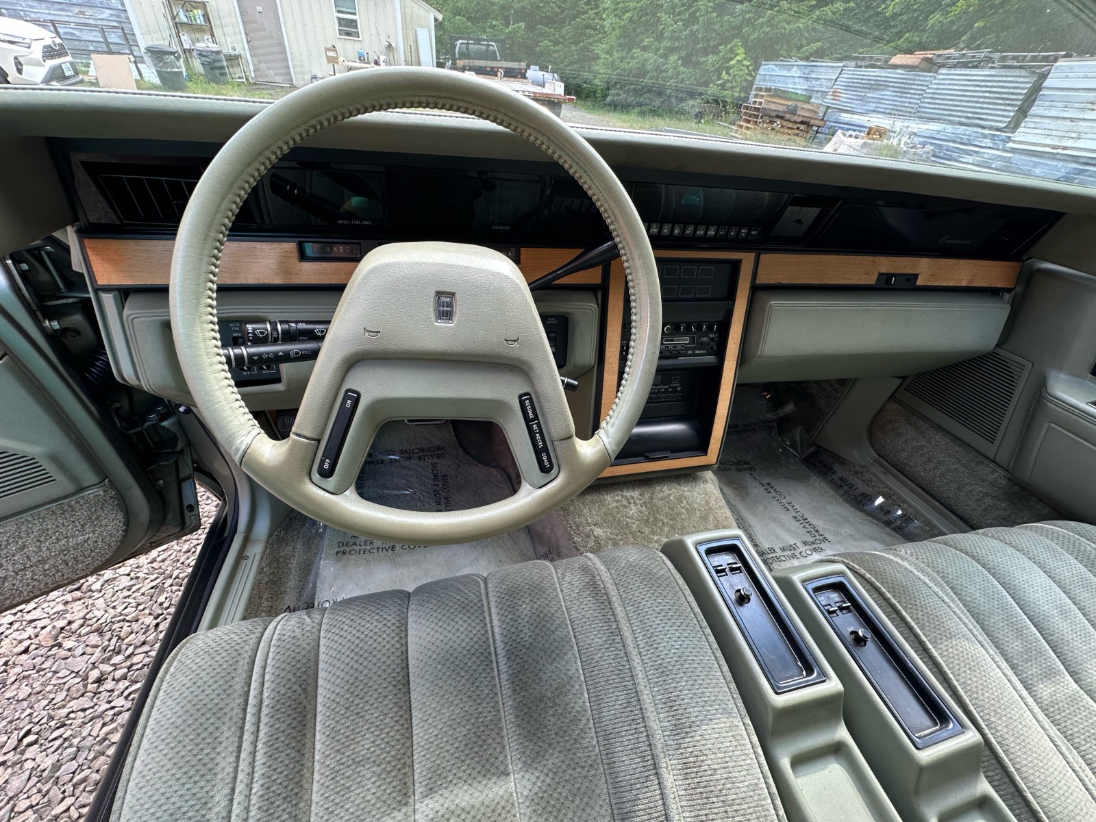Lincoln-Continental-1984-Sedan-7
