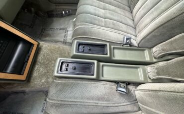 Lincoln-Continental-1984-Sedan-8
