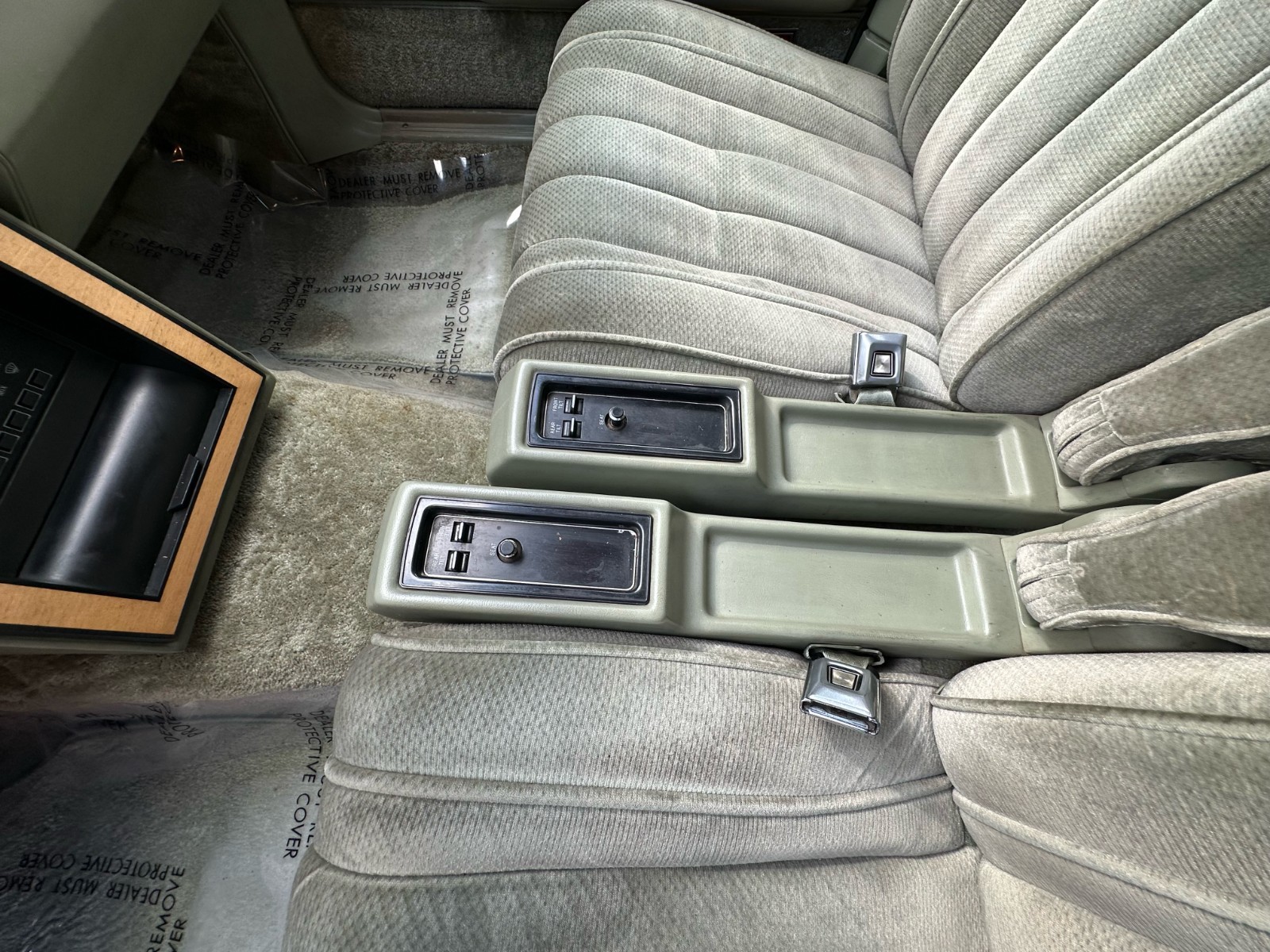 Lincoln-Continental-1984-Sedan-8