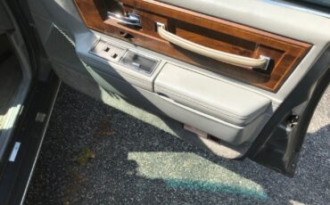 Lincoln-Continental-1984-Sedan-9