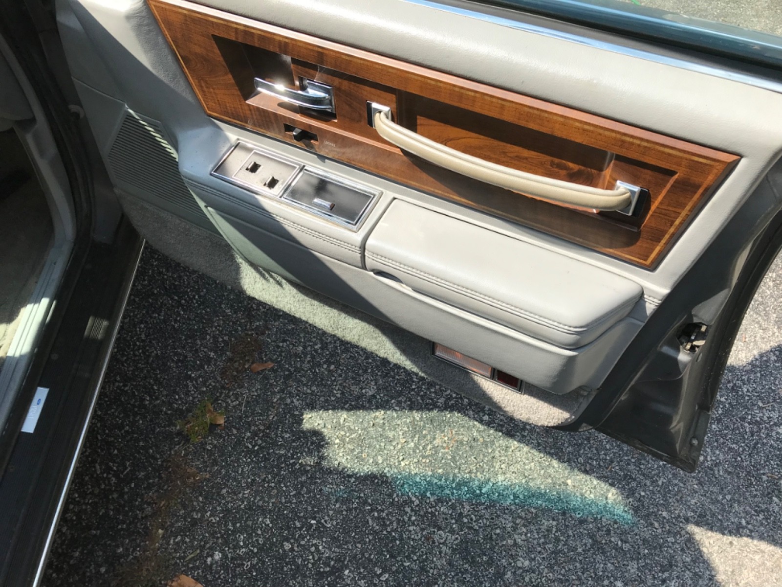 Lincoln-Continental-1984-Sedan-9