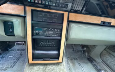 Lincoln-Continental-1984-Sedan-9