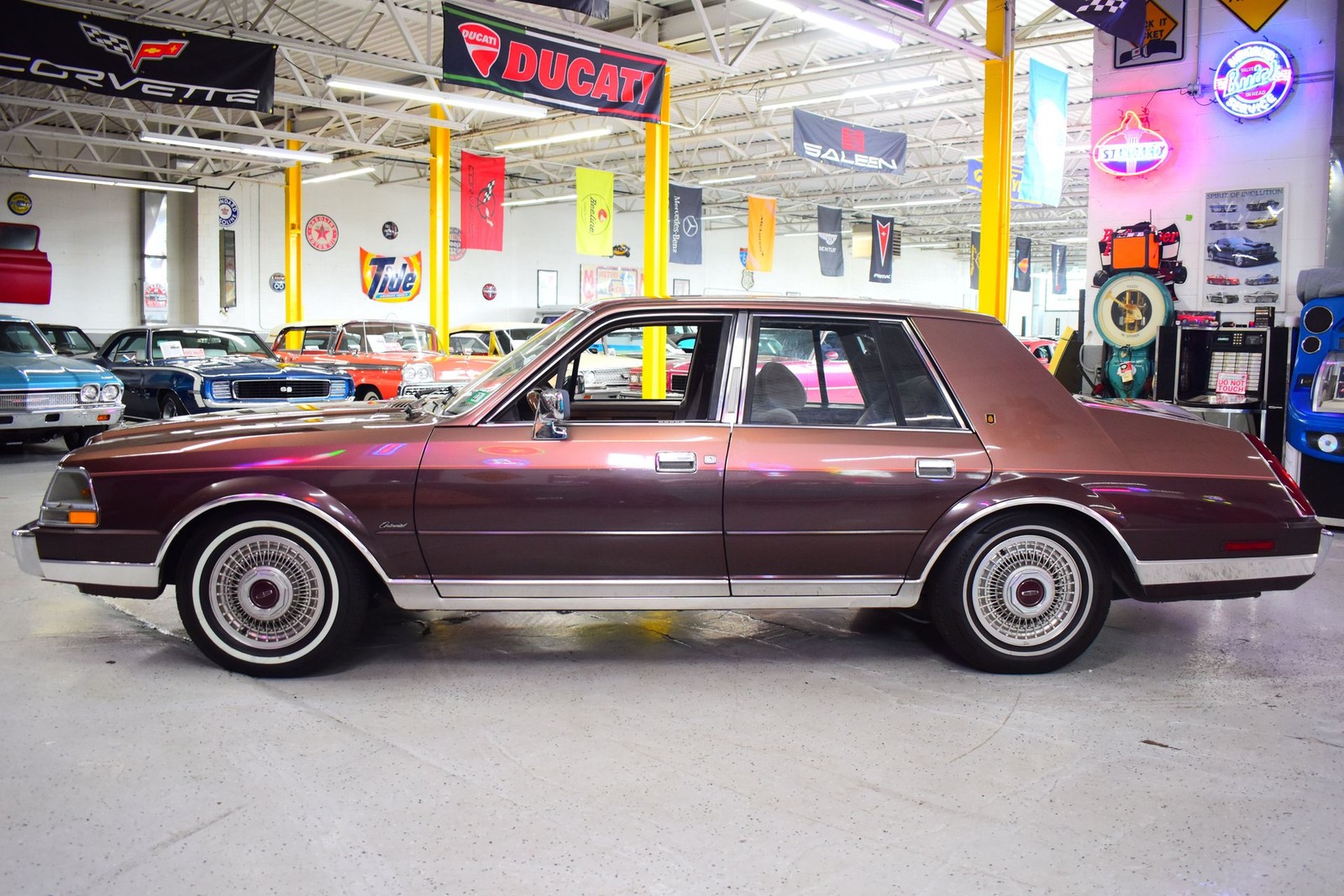 Lincoln-Continental-1987-Sedan-19