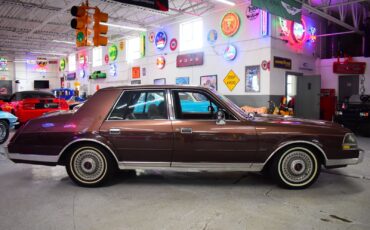 Lincoln-Continental-1987-Sedan-3