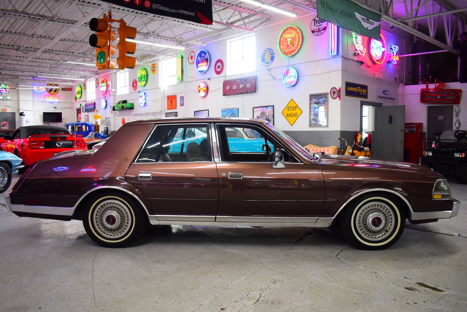 Lincoln-Continental-1987-Sedan-3