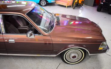 Lincoln-Continental-1987-Sedan-4