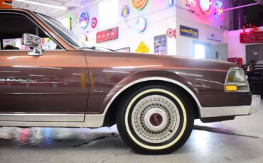 Lincoln-Continental-1987-Sedan-9