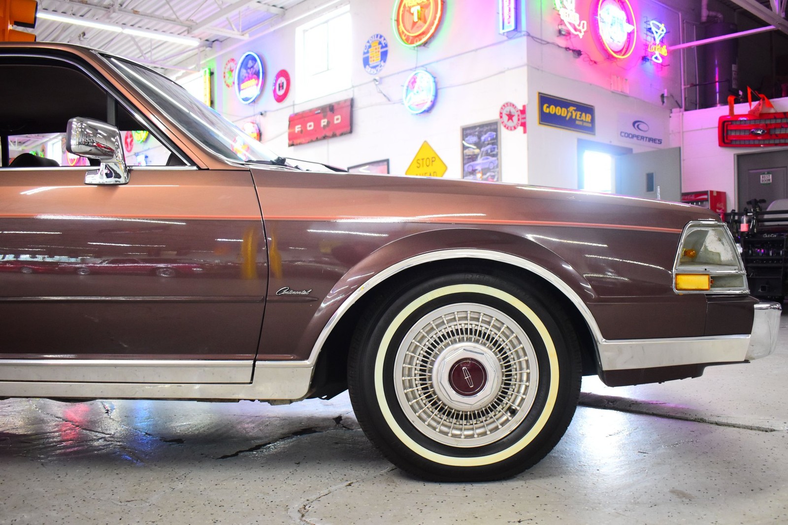 Lincoln-Continental-1987-Sedan-9