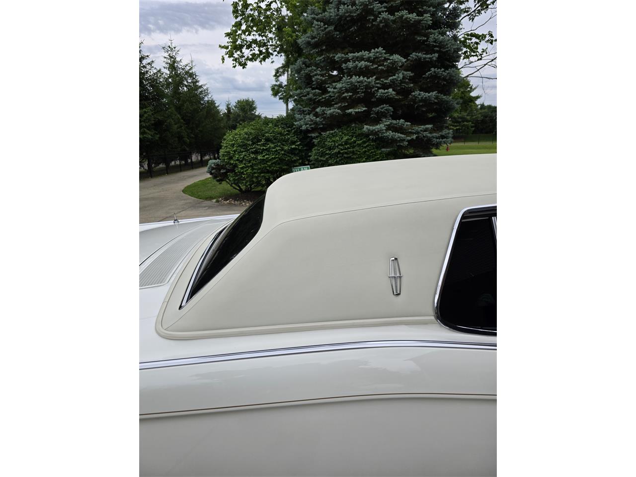 Lincoln-Continental-mark-iii-1970-White-Gold-10