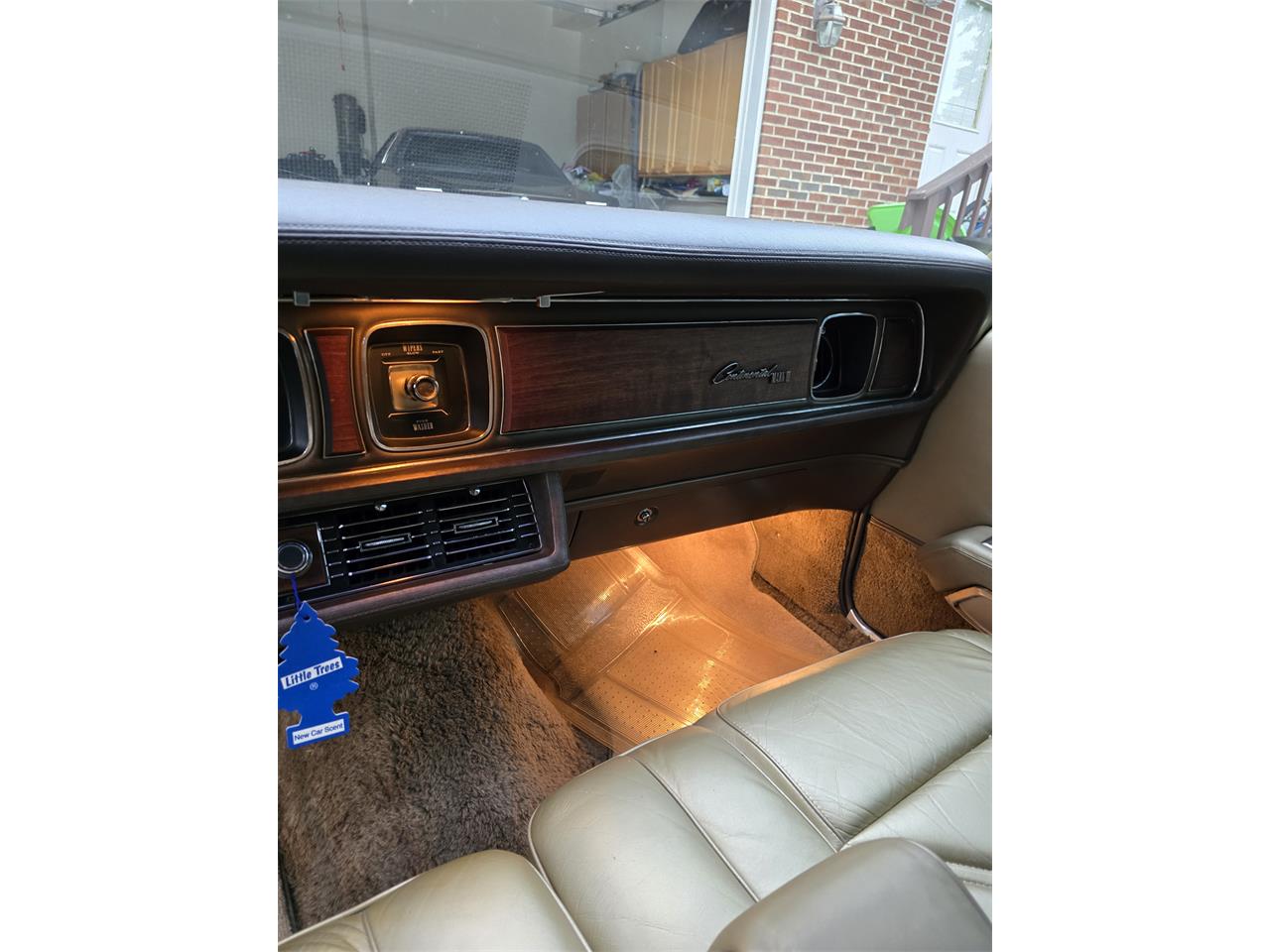 Lincoln-Continental-mark-iii-1970-White-Gold-18