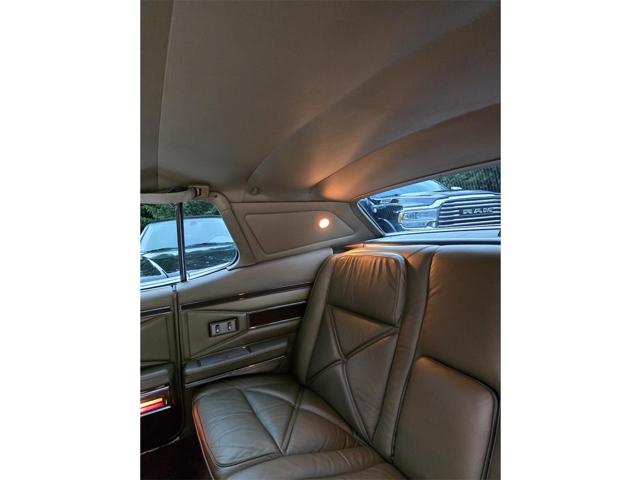 Lincoln-Continental-mark-iii-1970-White-Gold-23
