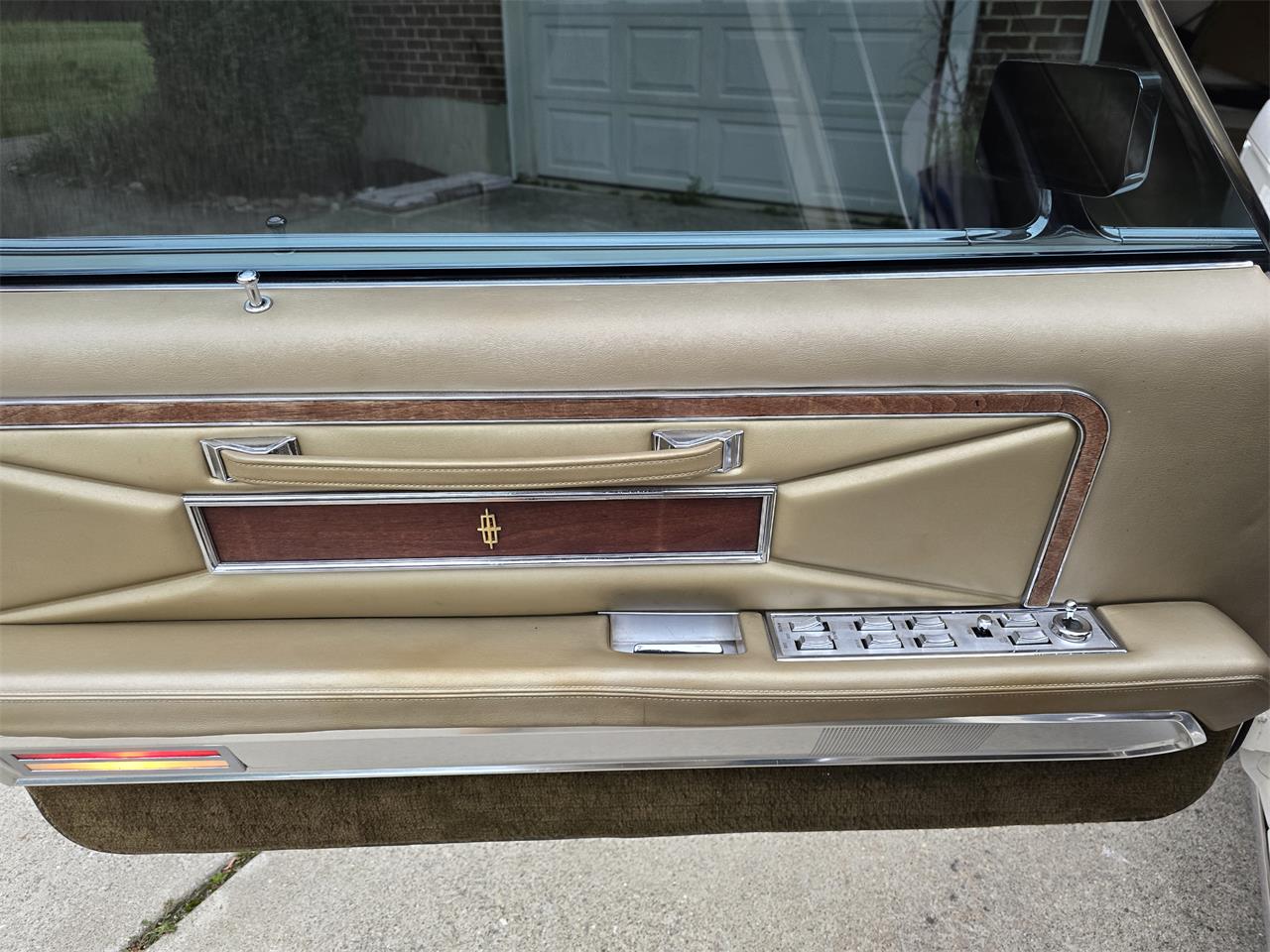Lincoln-Continental-mark-iii-1970-White-Gold-4