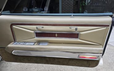 Lincoln-Continental-mark-iii-1970-White-Gold-5