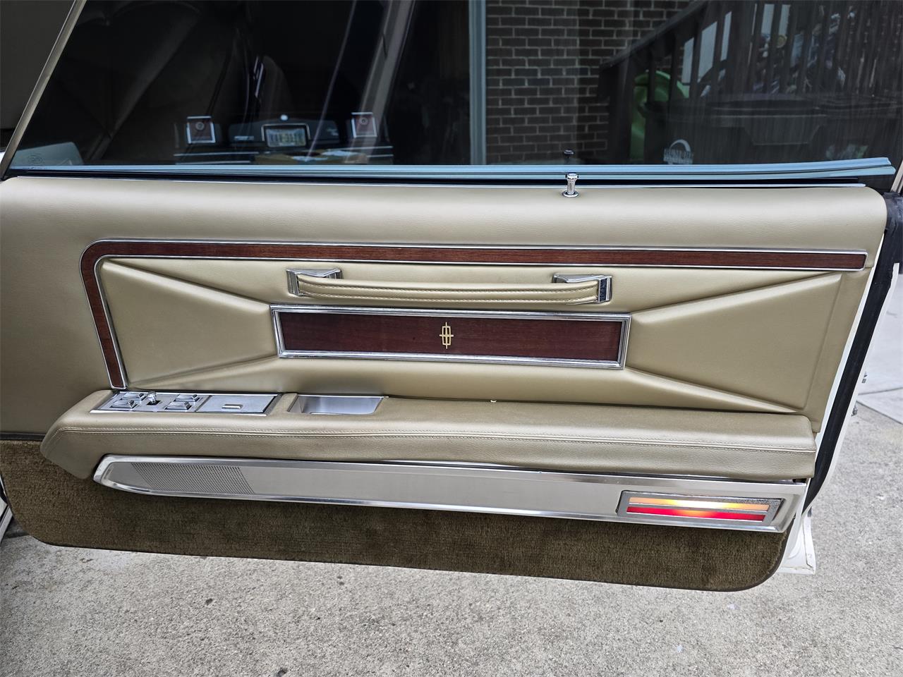 Lincoln-Continental-mark-iii-1970-White-Gold-5