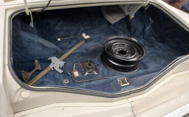 Lincoln-Continental-mark-v-1979-White-Blue-13
