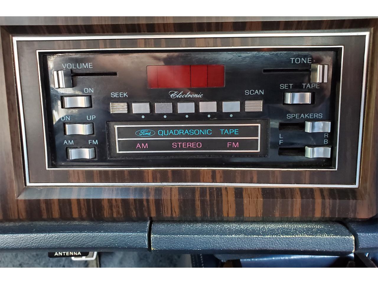 Lincoln-Continental-mark-v-1979-White-Blue-23