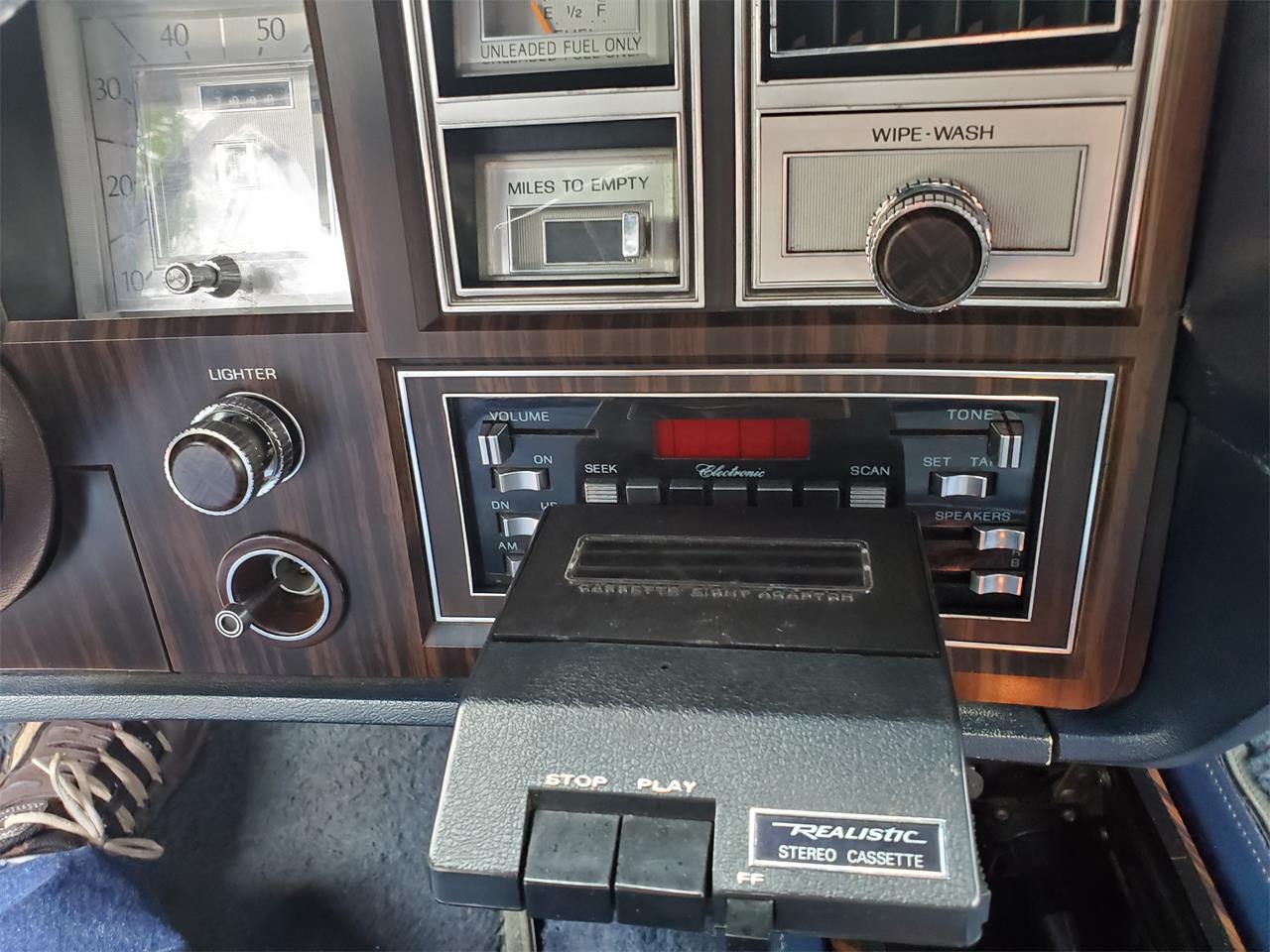 Lincoln-Continental-mark-v-1979-White-Blue-24