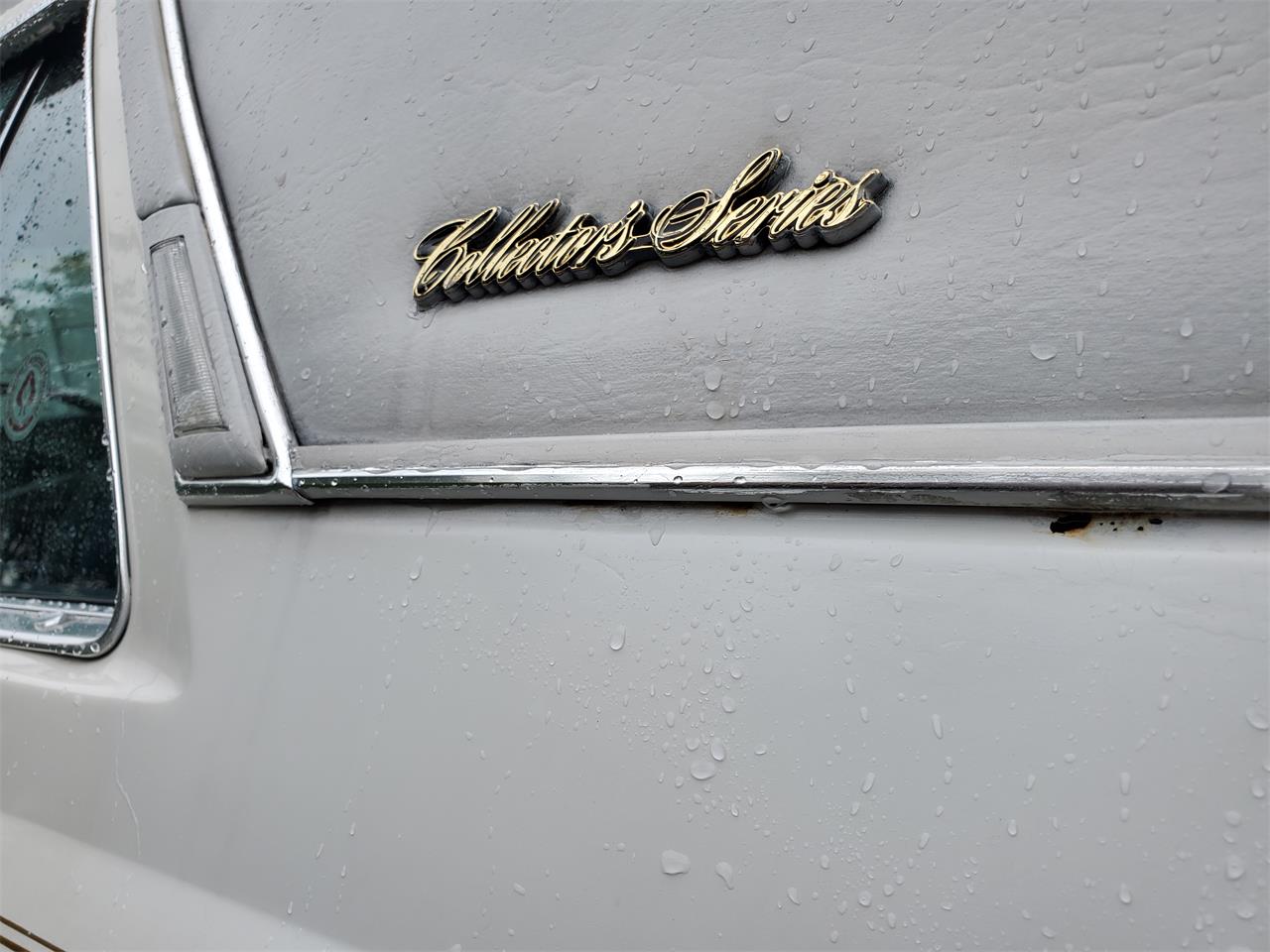 Lincoln-Continental-mark-v-1979-White-Blue-7