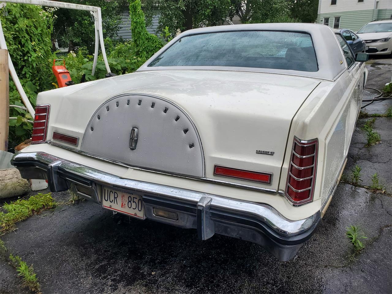 Lincoln-Continental-mark-v-1979-White-Blue-9