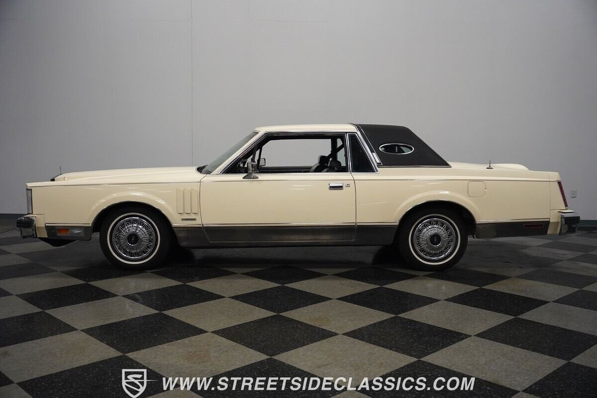 Lincoln-Mark-Series-1982-Coupe-2