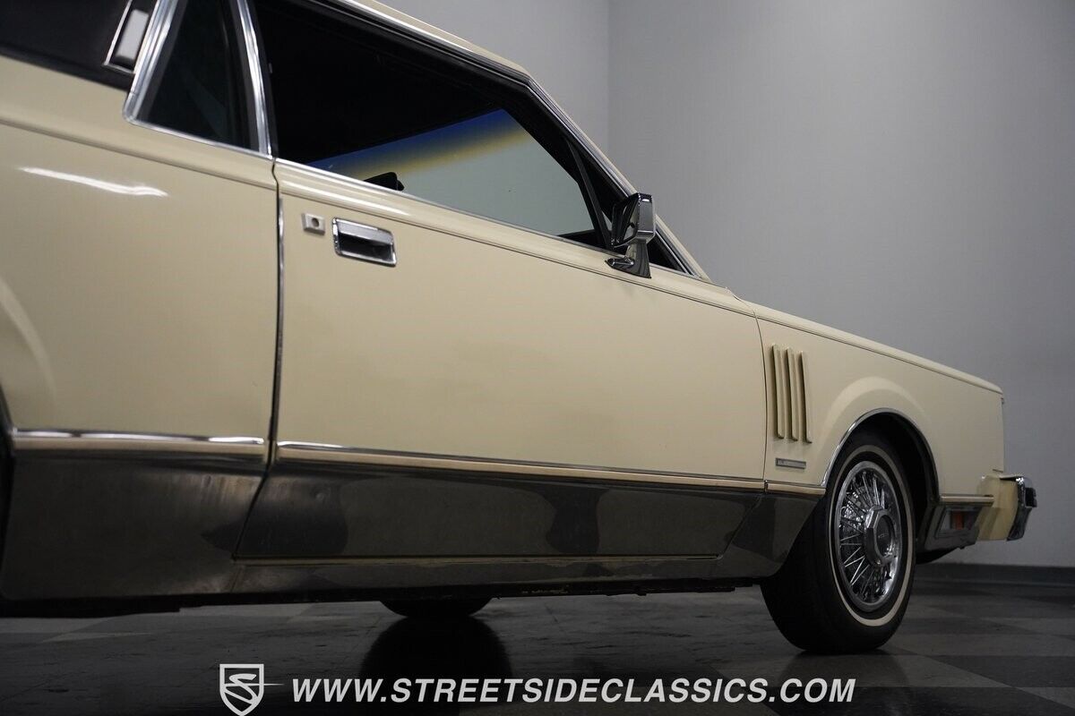 Lincoln-Mark-Series-1982-Coupe-33
