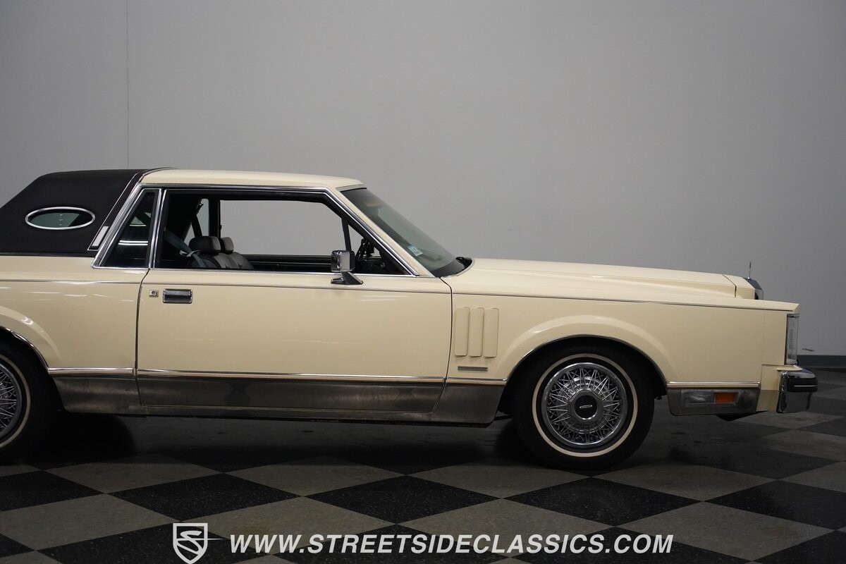 Lincoln-Mark-Series-1982-Coupe-35