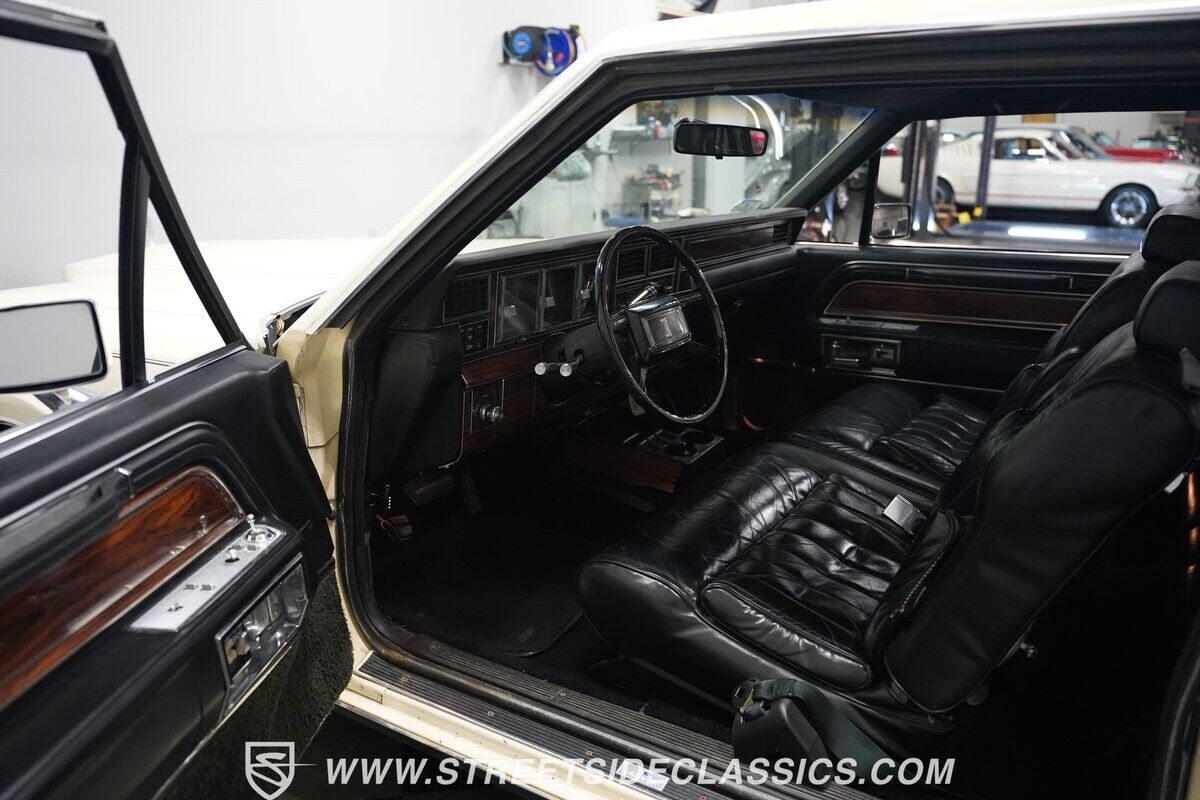 Lincoln-Mark-Series-1982-Coupe-4
