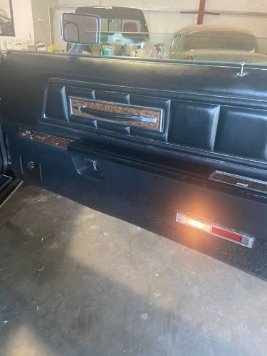 Lincoln-Mark-iv-1976-Triple-Black-8