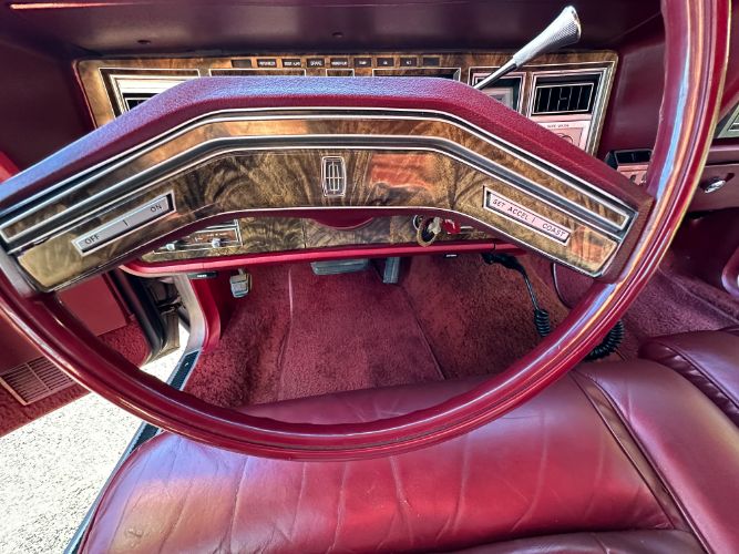 Lincoln-Mark-v-1979-Light-Metallic-Red-20