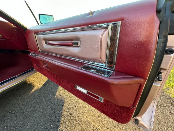 Lincoln-Mark-v-1979-Light-Metallic-Red-22