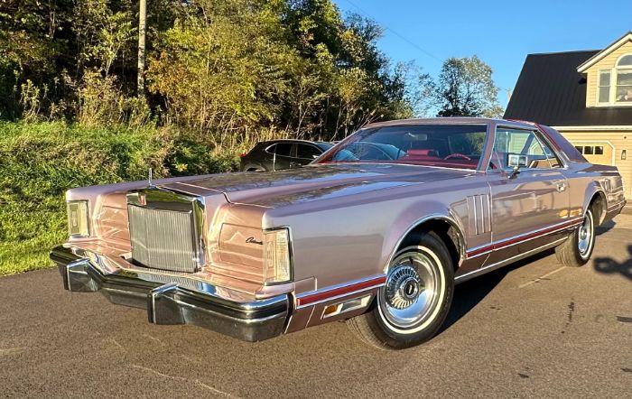 Lincoln-Mark-v-1979-Light-Metallic-Red-32