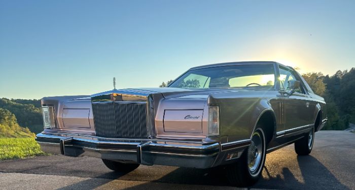 Lincoln-Mark-v-1979-Light-Metallic-Red-35