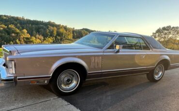 Lincoln-Mark-v-1979-Light-Metallic-Red-36