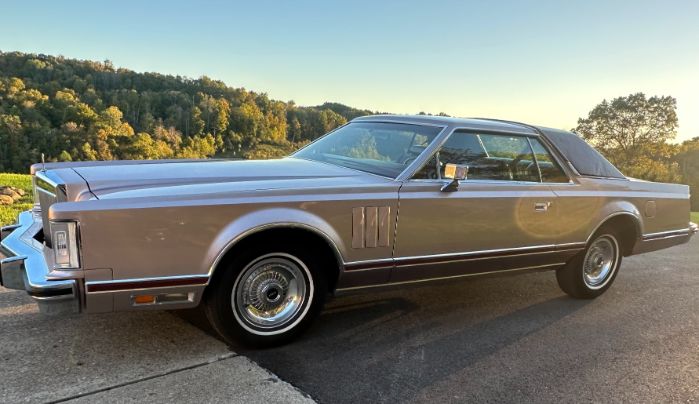 Lincoln-Mark-v-1979-Light-Metallic-Red-36
