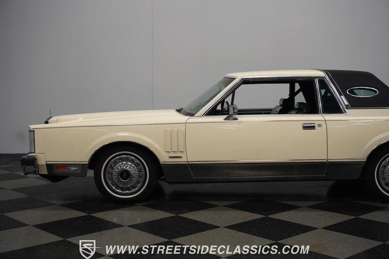 Lincoln-Mark-vi-1982-Pastel-French-Vanill-Blue-24