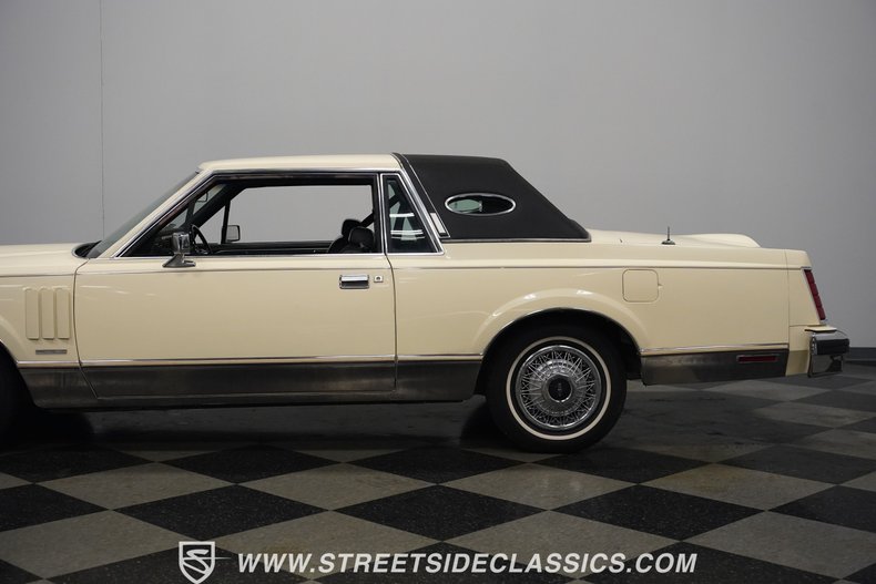 Lincoln-Mark-vi-1982-Pastel-French-Vanill-Blue-25