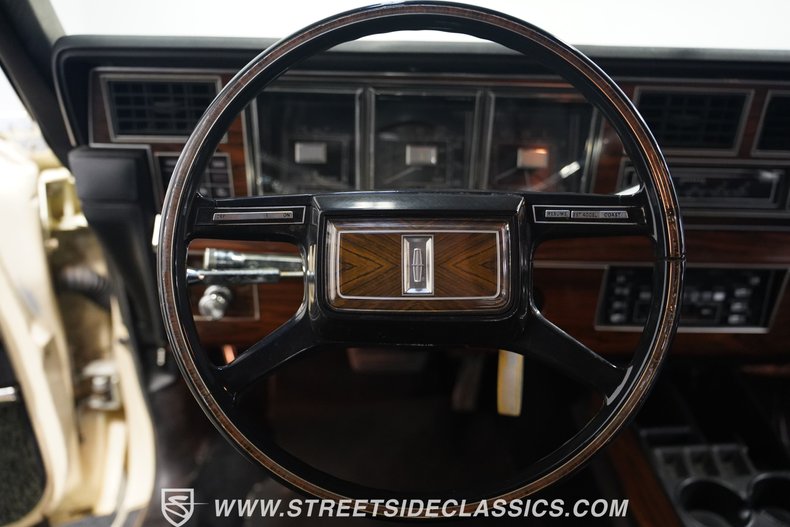 Lincoln-Mark-vi-1982-Pastel-French-Vanill-Blue-41