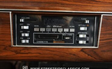 Lincoln-Mark-vi-1982-Pastel-French-Vanill-Blue-46