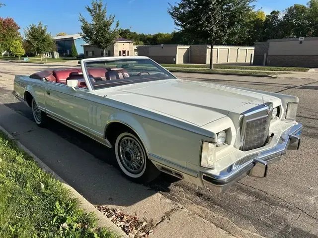 Lincoln-Other-1977-White-Red-1
