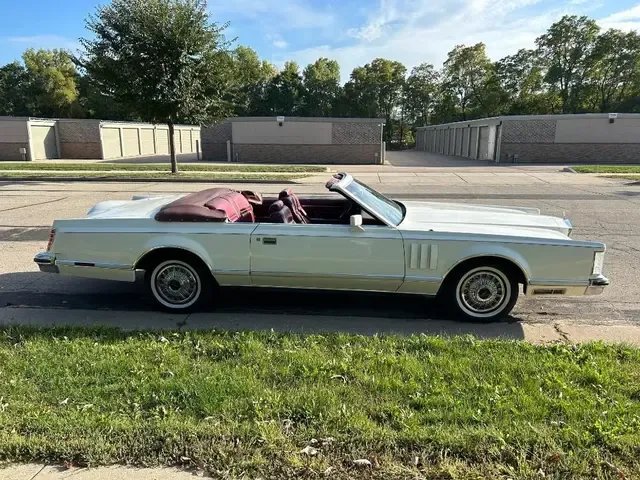 Lincoln-Other-1977-White-Red-2