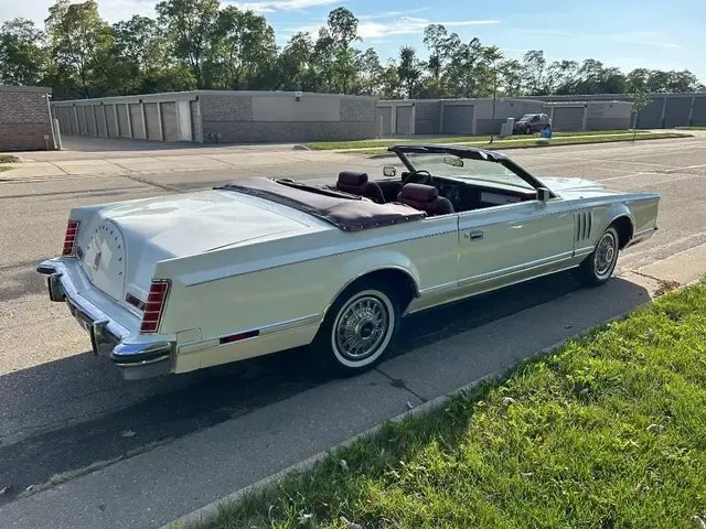 Lincoln-Other-1977-White-Red-3