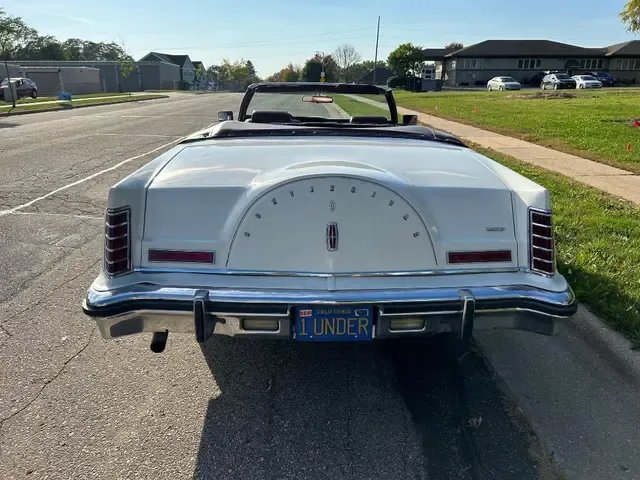 Lincoln-Other-1977-White-Red-4